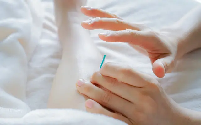 足に鍼を打つ｜鍼灸