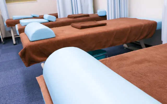 鍼灸院の内観、ベッド.